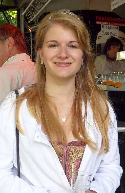 die neu gekr�nte Weinprinzessin von Gleina Laura Herbel