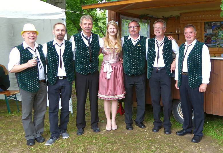Foto mit der neu gekr�nten Weinprinzessin von Gleina Laura Herbel und den Steigraer Musikanten