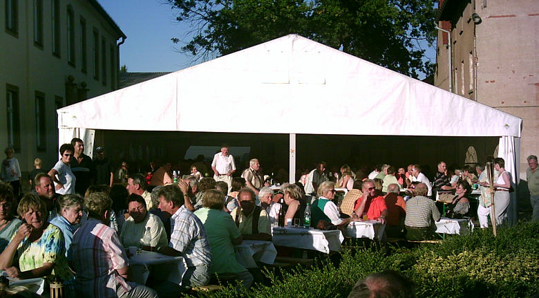 Schnappschuss vom Festzelt in Salsitz
